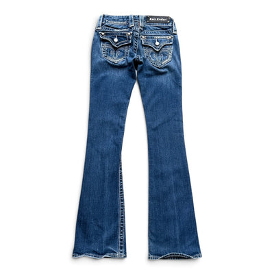 Rock Revival Fleur de Lis Heavy Stitch Low Waist Bootcut Jeans für Damen, dunkelblau, mit Nieten und sichtbaren Nähten.