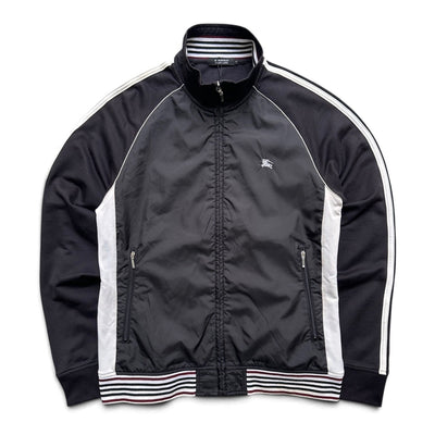 Schwarze Burberry Black Label Trackjacke in Größe S, sportlicher Stil, mit Reißverschluss und Logo-Details, auf einem weißen Hintergrund.