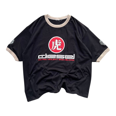 Vintage Diesel Cyber Y2K Grafik-Ringer-T-Shirt, M, mit auffälligem Cyber-Design und vintage-inspiriertem Druck auf weißem Baumwoll-T-Shirt.