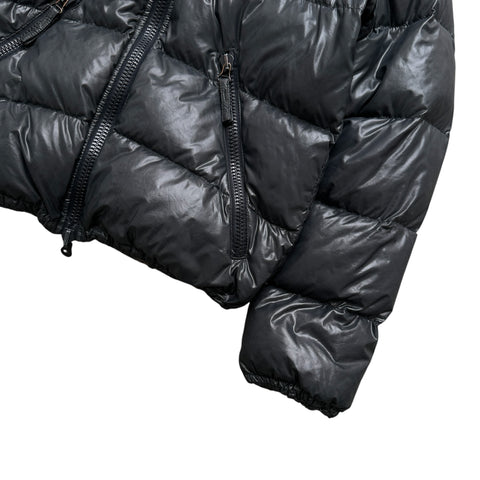 Reversible Daunenjacke von DUVETICA in Schwarz und Camo-Design, für Damen, mit isolierender Füllung, modisch und warm.