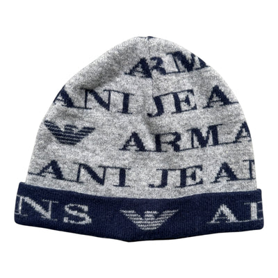 Graue und marineblaue Armani Jeans Beanie mit All-Over-Logo-Muster, gestrickte Mütze für stilvollen Schutz.