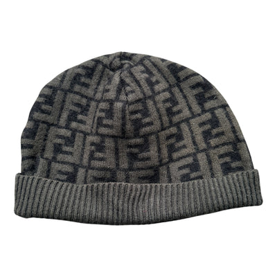Vintage Fendi FF Monogram Beanie in beiger Farbe mit Fendi Logo und Zopfmuster, aus weichem Material gefertigt.
