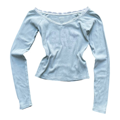 Hollister Y2K Spitzen-Off-Shoulder Langarmshirt für Damen in XS, schwarzes Top mit Spitzenbesatz und langen Ärmeln.
