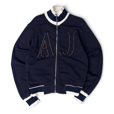 Armani Jeans Vintage Milano Spellout Trackjacke in Größe L, sportliche schwarze Jacke mit Markenaufdruck auf der Brust.