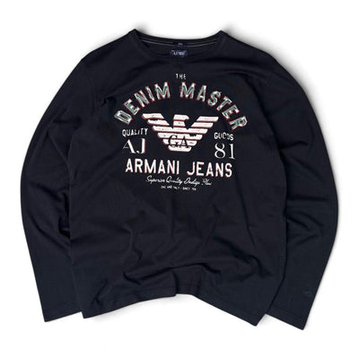 Armani Jeans Vintage Longsleeve in Größe L, dunkelblaues T-Shirt mit Vintage-Print, aus weicher Baumwolle, auf einem weißen Hintergrund.