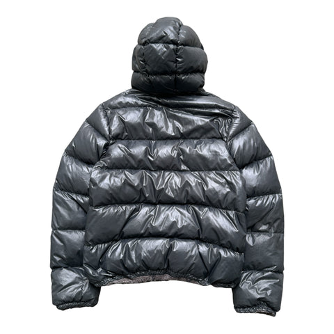 Reversible Daunenjacke von DUVETICA in Schwarz und Camouflage, Damenmodell, warm gefüttert, lässiger Puffer-Stil, mit Kapuze