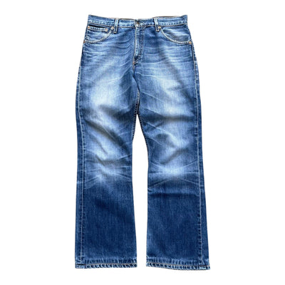 Vintage Levi's 507 Jeans in mittlerer Waschung, Bootcut-Stil, W32, mit klassischen Denim-Details und braunen Lederlabel.