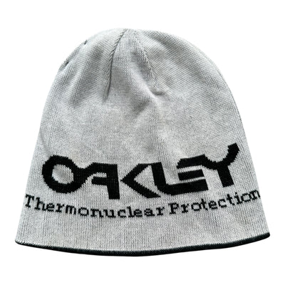 Vintage Oakley Beanie mit reversible Big Logo und thermonuclear Schutz, schwarze und graue Seite, warme Mütze für kalte Tage