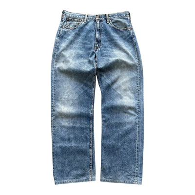Vintage Levi's 503 Light Wash Straight Fit Jeans, W33, liegen flach mit sichtbaren Nähte und Lederlabel.