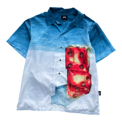 Stüssy Kurzarmhemd mit Fuzzy Dice Druck, blaues Baumwollhemd mit lockerer Passform, sichtbare Knopfleiste und kurze Ärmel.
