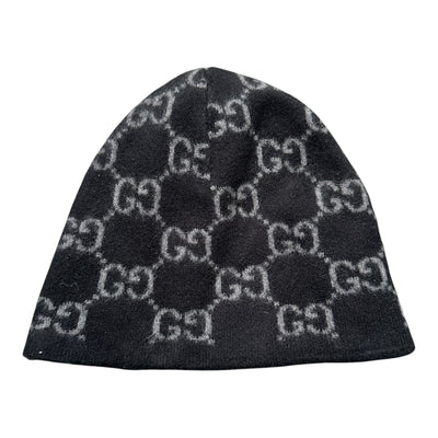 Gucci Vintage Cashmere Beanie mit GG Monogramm, warm und stilvoll, aus weichem Kaschmir in natürlicher Detailansicht.