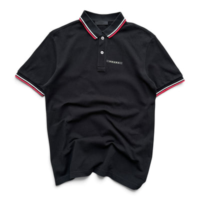 Vintage Prada Milano Logo Poloshirt in M, zeigt das klassische Design mit Prada-Logo auf der Brust, in beigem Stoff.