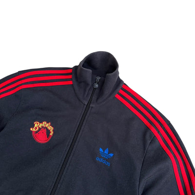 Adidas Originals Track Jacket „Barcelona“ – Schwarz mit roten 3 - Streifen & Retro - City - Patch - vintageconcierge