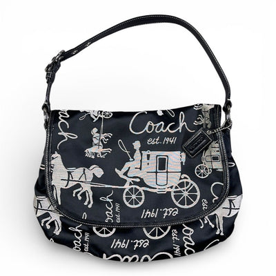 Schwarze Coach Vintage Nylon Schultertasche mit Scribble-Pferd und Kutsche Motiv, stilvoll und vielseitig tragbar