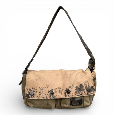 Guess Archive Vintage Pochette Tasche aus Leder mit goldfarbenen Details, handlich und stilvoll für elegante Anlässe.
