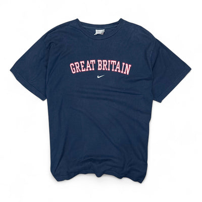 Nike Great Britain Vintage Spellout T-Shirt, weiße Baumwoll-T-Shirt mit großem britischem Schriftzug auf der Vorderseite