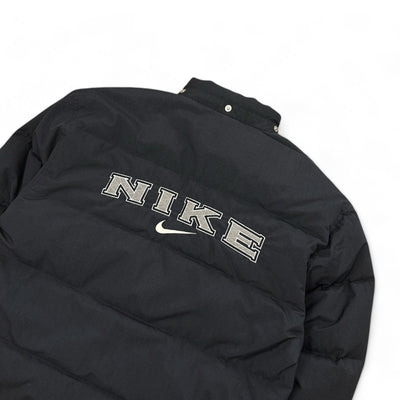 Nike Vintage 90s Rare Down Spellout Pufferjacke Schwarz - vintageconcierge