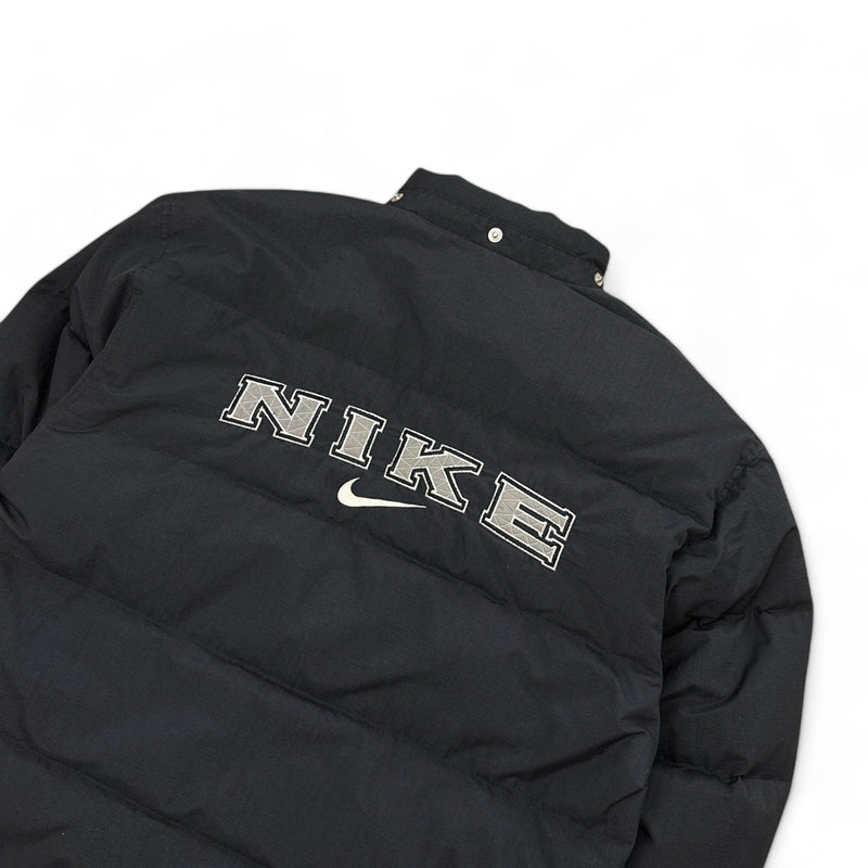 Nike Vintage 90s Rare Down Spellout Pufferjacke Schwarz - vintageconcierge