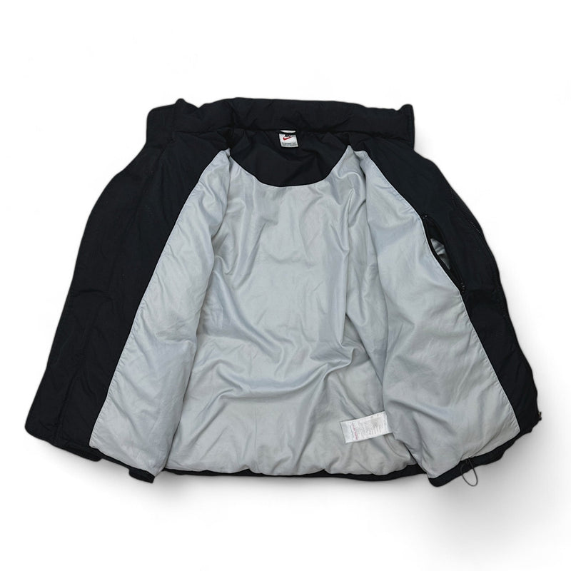 Nike Vintage 90s Rare Down Spellout Pufferjacke Schwarz - vintageconcierge