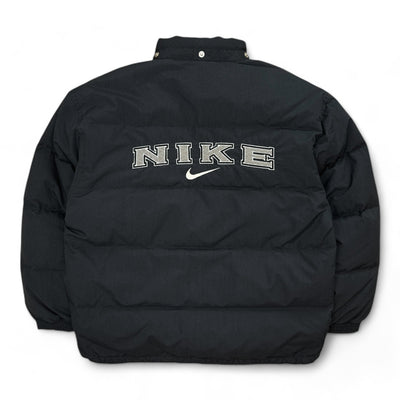 Nike Vintage 90s Rare Down Spellout Pufferjacke Schwarz - vintageconcierge