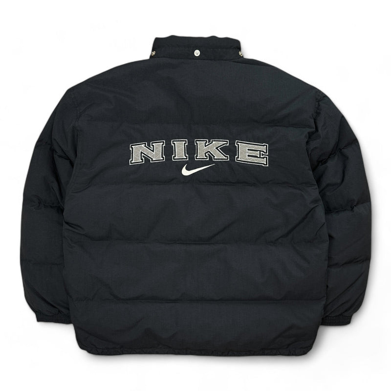 Nike Vintage 90s Rare Down Spellout Pufferjacke Schwarz - vintageconcierge