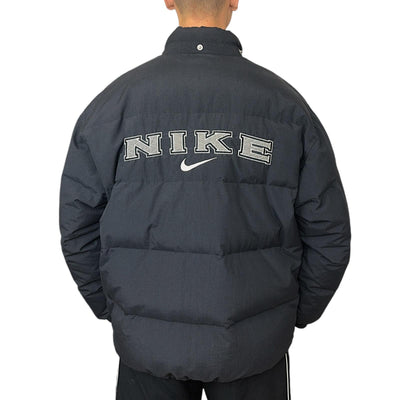 Nike Vintage 90s Rare Down Spellout Pufferjacke Schwarz - vintageconcierge