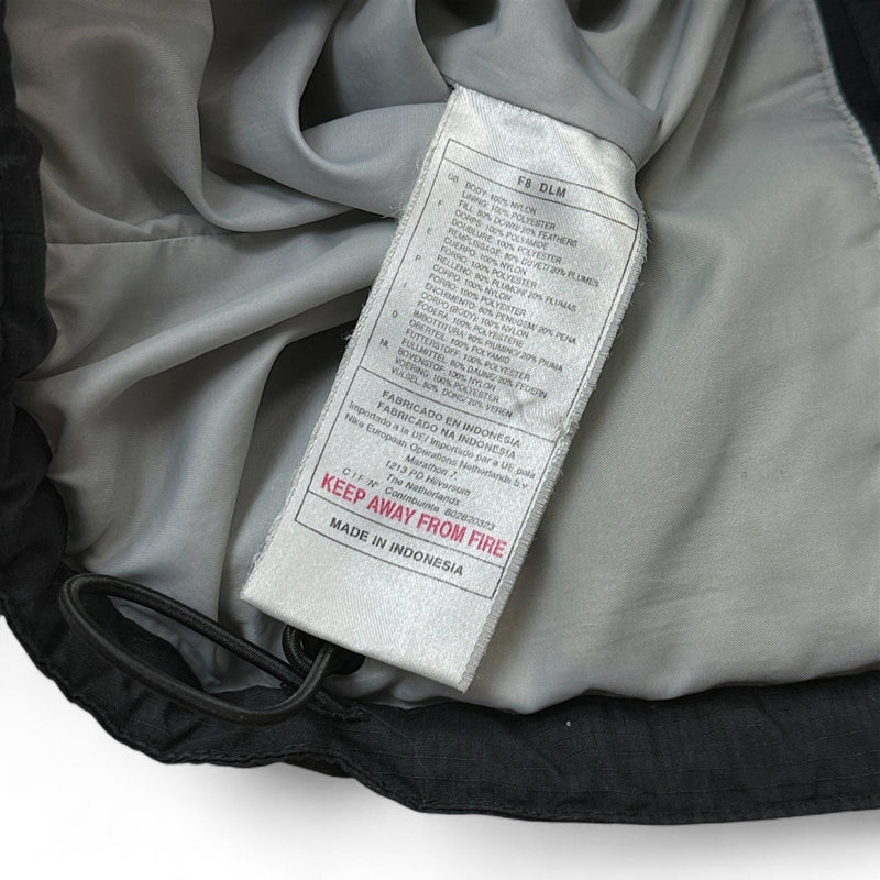 Nike Vintage 90s Rare Down Spellout Pufferjacke Schwarz - vintageconcierge