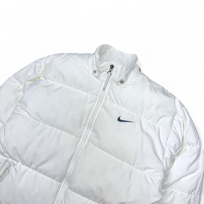 Nike Vintage 90s Rare Down Spellout Pufferjacke Weiß - vintageconcierge
