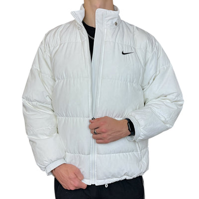 Nike Vintage 90s Rare Down Spellout Pufferjacke Weiß - vintageconcierge
