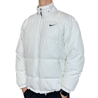 Nike Vintage 90s Rare Down Spellout Pufferjacke Weiß - vintageconcierge