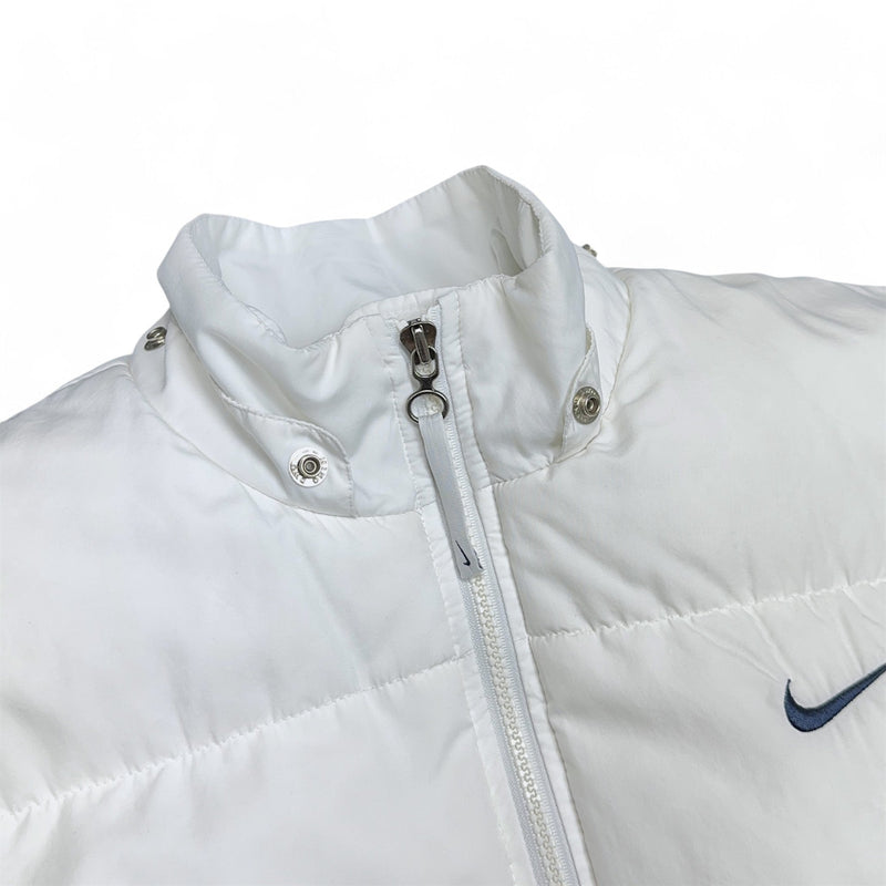 Nike Vintage 90s Rare Down Spellout Pufferjacke Weiß - vintageconcierge