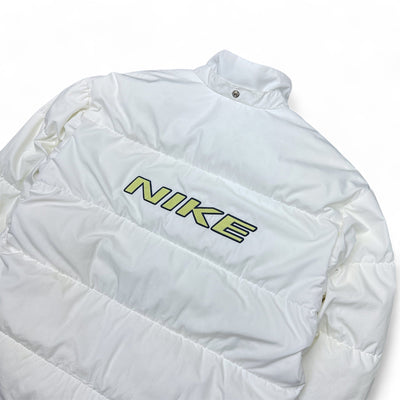 Nike Vintage 90s Rare Down Spellout Pufferjacke Weiß - vintageconcierge