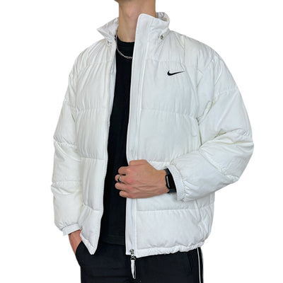 Nike Vintage 90s Rare Down Spellout Pufferjacke Weiß - vintageconcierge