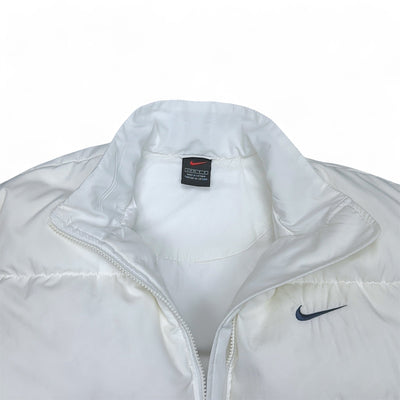 Nike Vintage 90s Rare Down Spellout Pufferjacke Weiß - vintageconcierge
