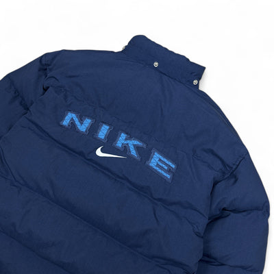 Nike Vintage 90s Spellout Down Pufferjacke - vintageconcierge